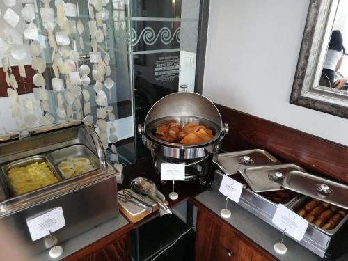 Η κουζίνα ή μικρή κουζίνα στο Hotel Burgas
