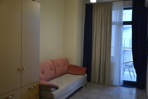 オデッサにあるzhk Santoriniのリビングルーム(窓の前にソファ付)