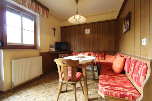 un salon avec un canapé et une table dans l'établissement Pittlanderhof, à Innsbruck