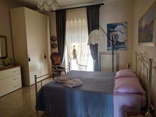 Casa Maddalena family في ماتيرا: غرفة نوم بسرير مقابل نافذة