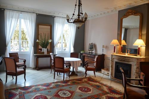 Posezení v ubytování Hôtel et Studios d'Orfeuil