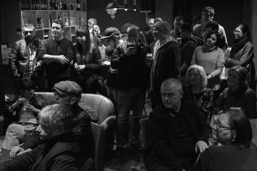 une photo en noir et blanc d'une foule de gens dans l'établissement Ty Glyndwr Bunkhouse, Bar and cafe, à Caernarfon