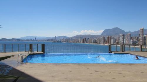 Piscina a Precioso piso con unas vistas increíbles o a prop