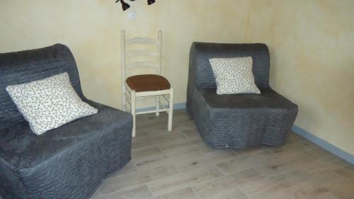 two chairs and a chair in a living room at Joëlle et Daniel in Entrevaux