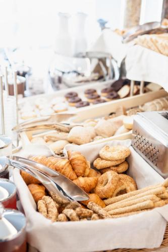 Comida en o cerca de este hotel