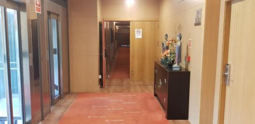 an office hallway with a corridor with a door and a carpet at Hotel Restaurante El Valles 4 ESTRELLAS in Briviesca