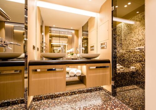 A bathroom at Hotel Neues Tor