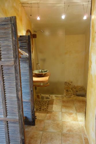 une salle de bain avec un lavabo et un miroir dans l'établissement Le clos des collines, à Saint-Martin-de-Brômes