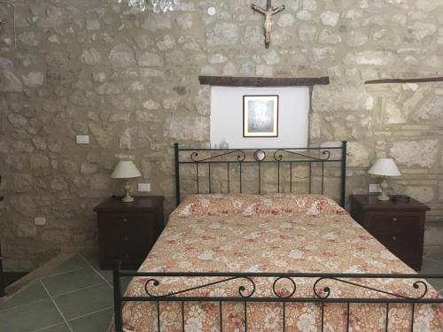 una camera con un letto e due comodini con lampade di Portico degli amori a Lettomanoppello
