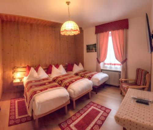 Una cama o camas en una habitación de Hotel Garni Suisse
