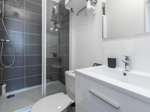 une salle de bain avec toilettes, lavabo et douche dans l'établissement Macé Studio Apartment, à Lyon