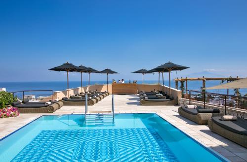 una piscina con tumbonas y sombrillas en Villa Marina Capri Hotel & Spa, en Capri