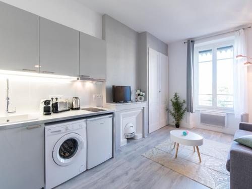 une cuisine et un salon avec une machine à laver dans l'établissement Macé Studio Apartment, à Lyon