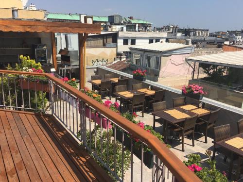 فندق لاليلي جونين في إسطنبول: شرفة المطعم مع الطاولات والكراسي