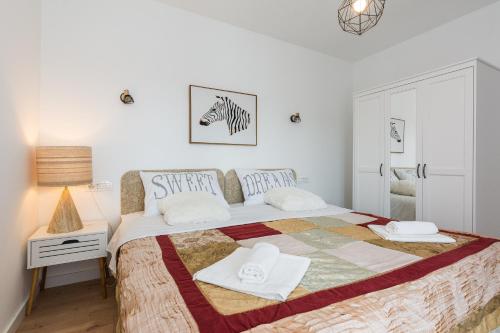 Un pat sau paturi într-o cameră la Apartments Marta 1