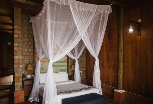 Tempat tidur dalam kamar di Buvi Lodge Limited