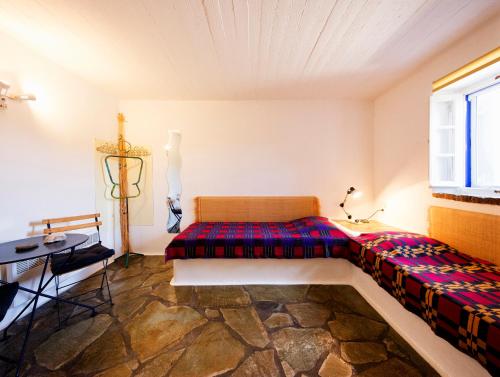 Schlafzimmer mit einem Bett und einem Fenster in der Unterkunft Stone house with a magical view in Otziás