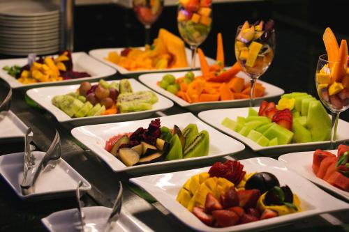 Una mesa con muchos platos de comida encima. en Catalonia Riviera Maya Resort & Spa- All Inclusive, en Puerto Aventuras