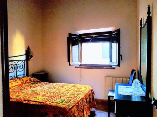 ジローナにあるApartamento Peratalladaのベッドルーム1室(ベッド1台、窓、テーブル付)