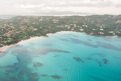 an aerial view of a beach with blue water at Residence Mar Mediterraneo in Quartu SantʼElena