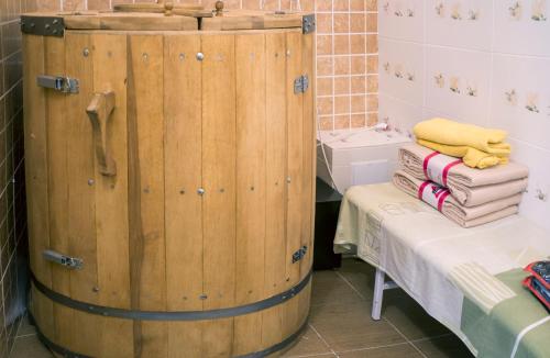 baño con barril de madera y mesa con toallas en Recreation Complex Sunny Resort, en Polyana