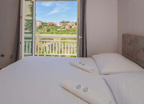 um quarto com uma cama e uma grande janela em Apartments LUPE em Split