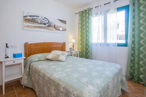 1 dormitorio con cama y ventana en Apartamento Martina en Puerto del Carmen