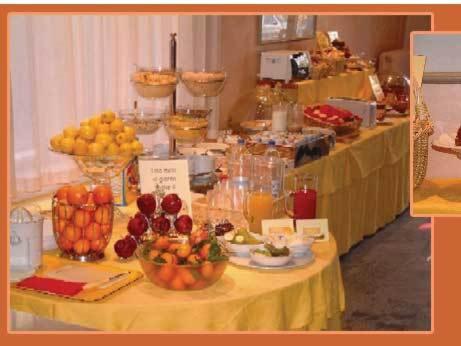 una muestra de frutas y hortalizas en una mesa en Hotel Moderno, en Rímini