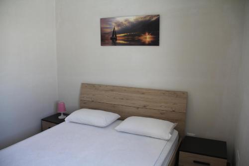 una camera con un letto e una foto appesa al muro di La Torre costiera a Torre dell'Orso
