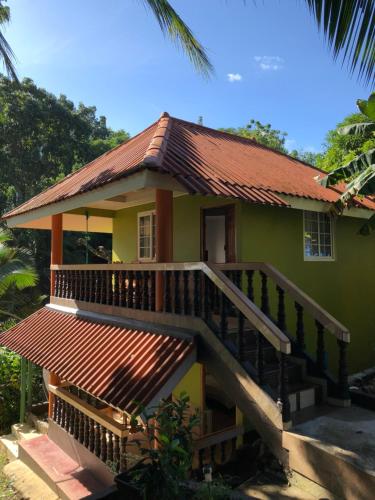 una pequeña casa verde con una escalera que conduce a ella en Hostal Familiar Rolo, en Santa Catalina