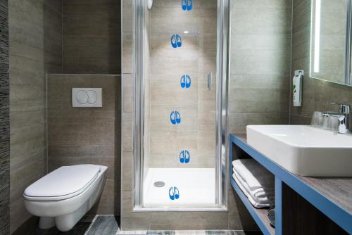 a bathroom with a toilet and a sink and a shower at Ibis Styles Sallanches Pays du Mont-Blanc in Sallanches