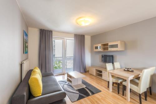 sala de estar con sofá y mesa en Corvin Plaza Apartments & Suites, en Budapest