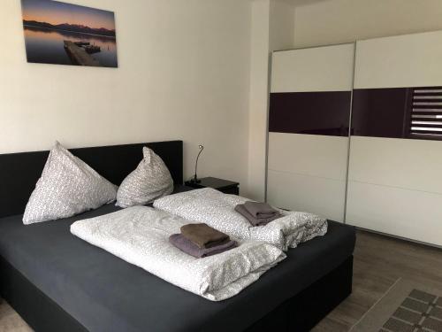 een slaapkamer met een bed met handdoeken erop bij Eg in Wilhelmshaven