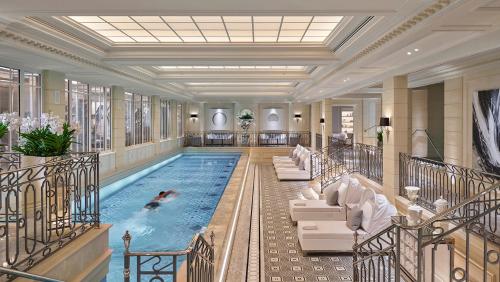 - une piscine dans un bâtiment où vous pourrez vous baigner dans l'établissement Four Seasons Hotel George V Paris, à Paris
