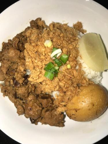 Makanan di atau berdekatan rumah tamu ini