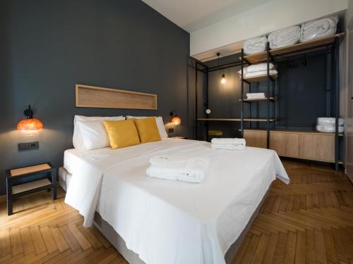 A bed or beds in a room at Luxury Veni Acropolis View Apartment
