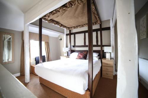 מיטה או מיטות קומותיים בחדר ב-Faenol Fawr Country Hotel
