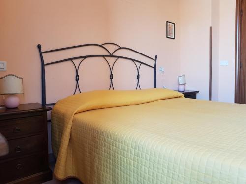 SassofortinoにあるLocanda B&B Momoのベッドルーム1室(大型ベッド1台、黄色い毛布付)