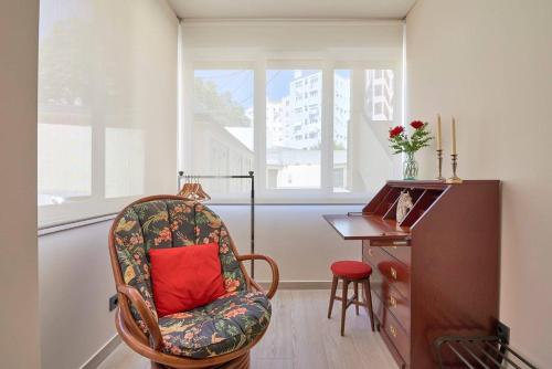 リスボンにあるDoormans House city center by Homeful Homesの椅子(赤い枕付)、デスク