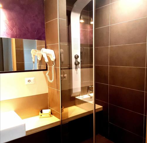 un bagno con doccia e lavandino di Ottomood Ala Ovest Catania Centro a Catania