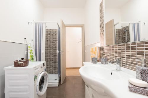 uma casa de banho com uma máquina de lavar roupa e um lavatório em B&B Gli Ontani em Trapani