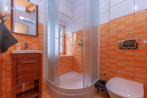 Kylpyhuone majoituspaikassa Buzza Apartments