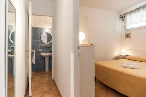 a small bedroom with a bed and a bathroom at Appartamento Dani in Sperlonga