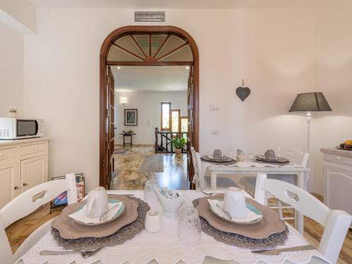kuchnia i jadalnia ze stołem i krzesłami w obiekcie Villa Iole w mieście Carloforte