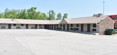 an empty parking lot in front of a building at Economy Inn & Suites in Ashtabula