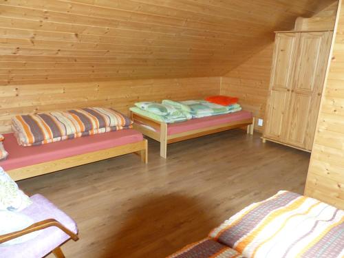 Giường trong phòng chung tại Chatka u šindelára