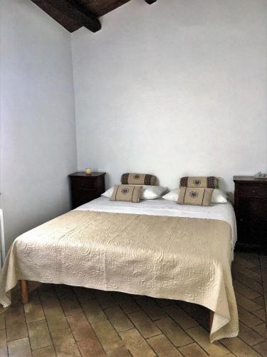 a bedroom with a bed with white sheets and pillows at La casetta a Torre di Palme in Fermo