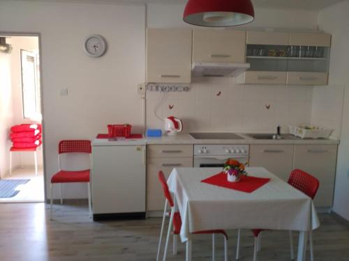 uma cozinha com uma mesa com um guardanapo vermelho em Apartmán v Zátiší em Staré Splavy