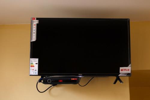 a flat screen television is mounted on a wall at Hotel Norte in Cuenca