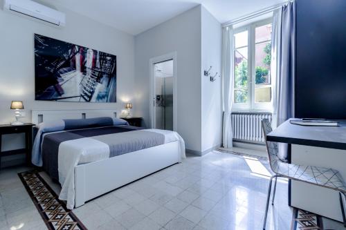ein weißes Schlafzimmer mit einem Bett und einem Fenster in der Unterkunft B&B Villa Ida Pescara Centro in Pescara